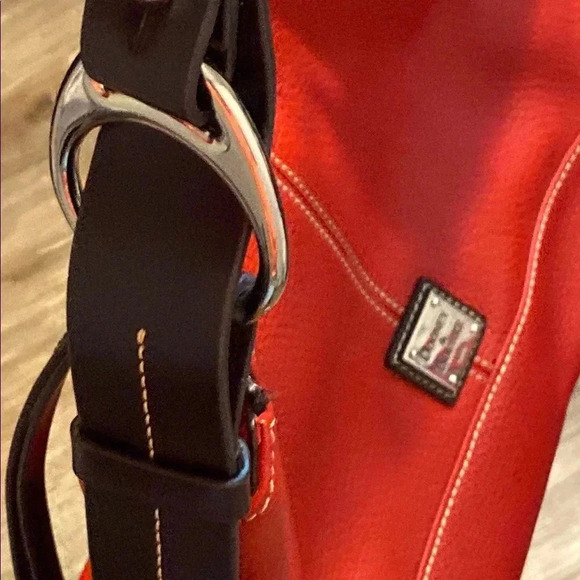 Dooney &  Bourke red pitbull shoulder bag with silver hardware - Picture 5 of 11